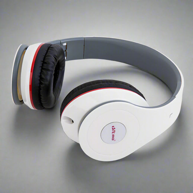 Wired gaming headphone with stylish design and ear protection, suitable for rock and metal music.