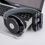 Wired gaming headphone with heavy bass on laptop, sleek design.